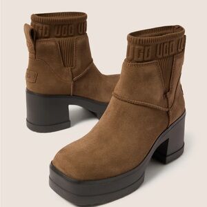 UGG Moxy Chelsea Boots
